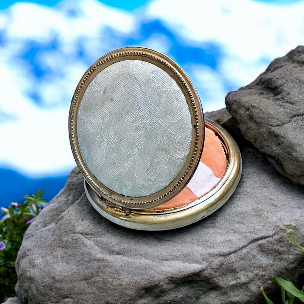 🌺Vintage Gold (filled?) & Damask Compact
